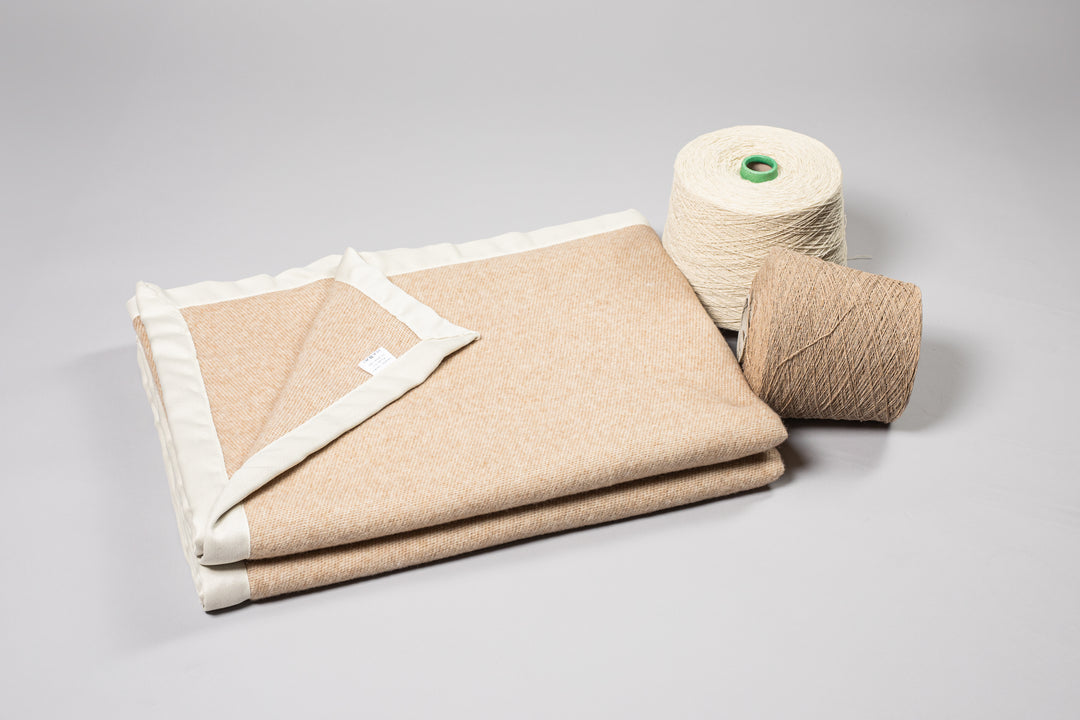 Coperta ALPINA Lana e Cammello Beige / King Size 270x230 - Coperte - CO.BI Cashmere ordinatamente piegato luce marrone
