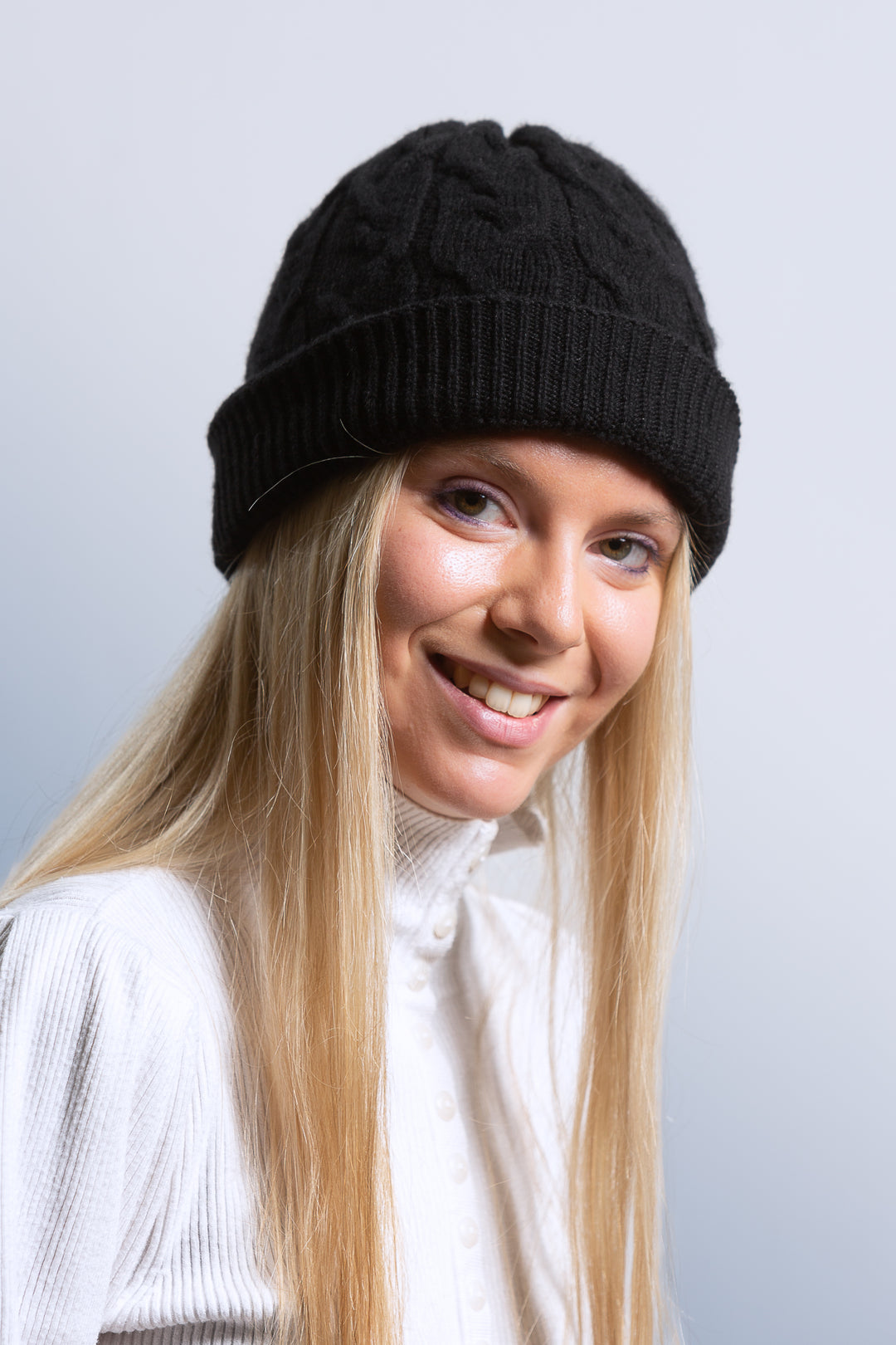 Cuffia nera a treccia