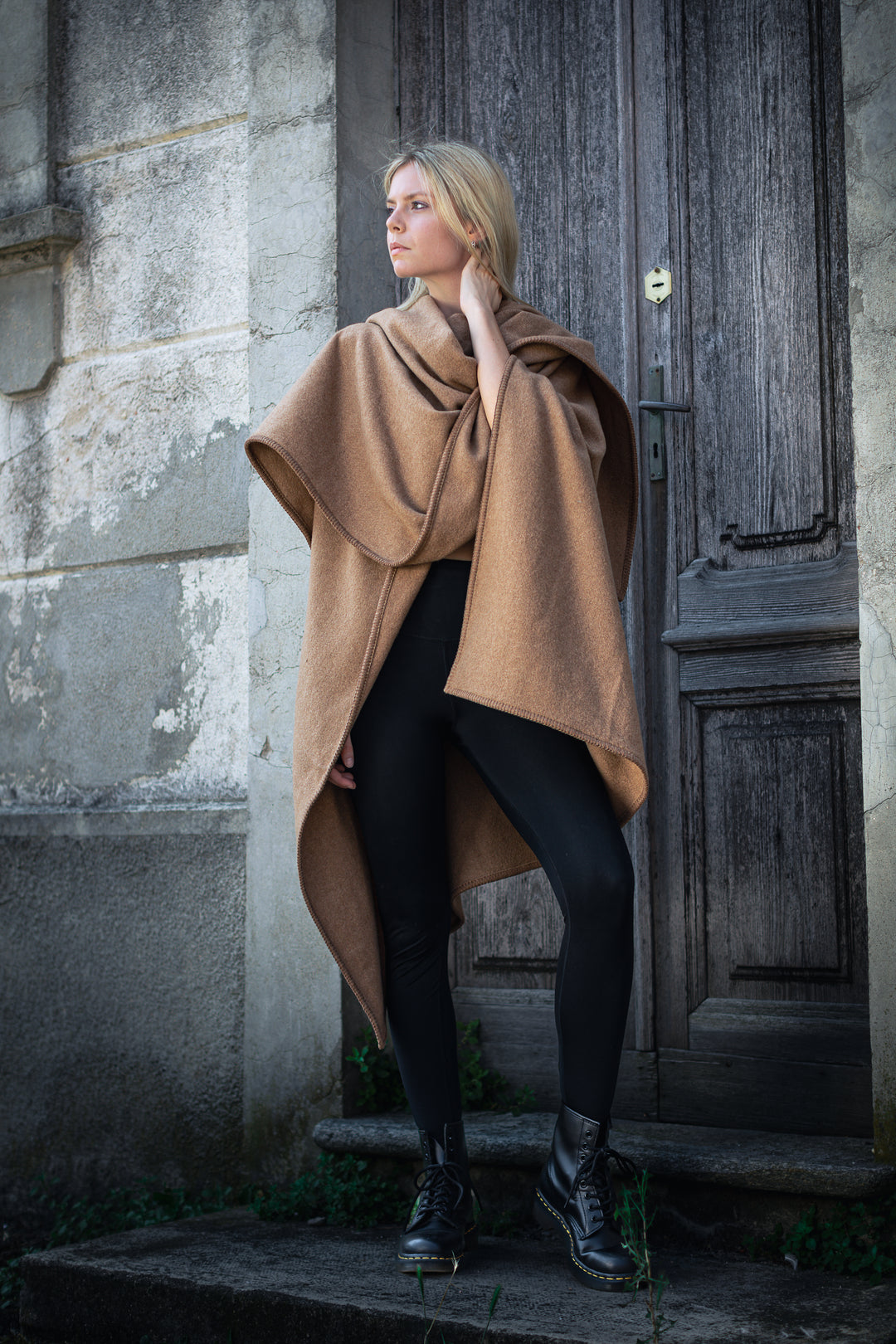 Mantella SAHARA Cammello e Lana / 160x140 - Poncho - CO.BI Cashmere donna color cammello lana poncho drappeggiato 219 €