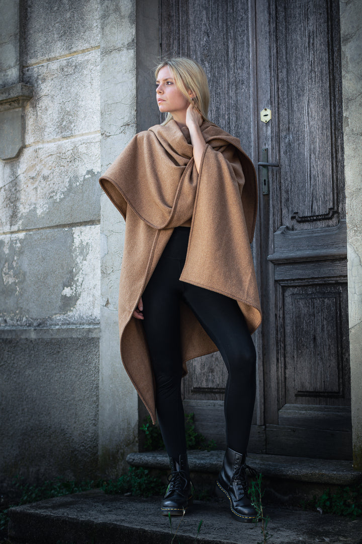 Mantella SAHARA Cammello e Lana / 160x140 - Poncho - CO.BI Cashmere donna color cammello lana poncho drappeggiato 219 €