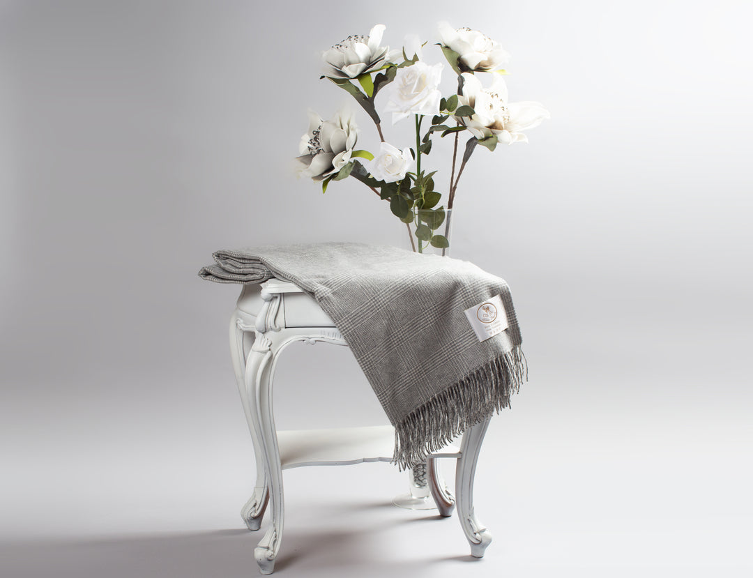 Plaid KATE Puro Cashmere Grigio chiaro - CO.BI morbido frangiato grigio lancio coperta 445 € CoBi