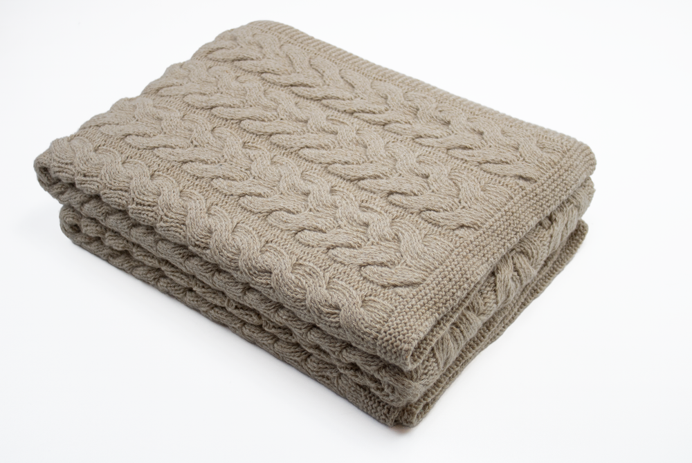 Plaid LORD in maglia a Treccia Puro Cashmere Beige - Azzurro - CO.BI piegato beige cavo coperta 575 € CoBi