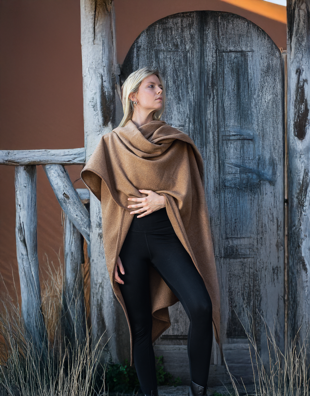 Mantella SAHARA Cammello e Lana / 160x140 - Poncho - CO.BI Cashmere donna alla moda color cammello involucro nero 219 €