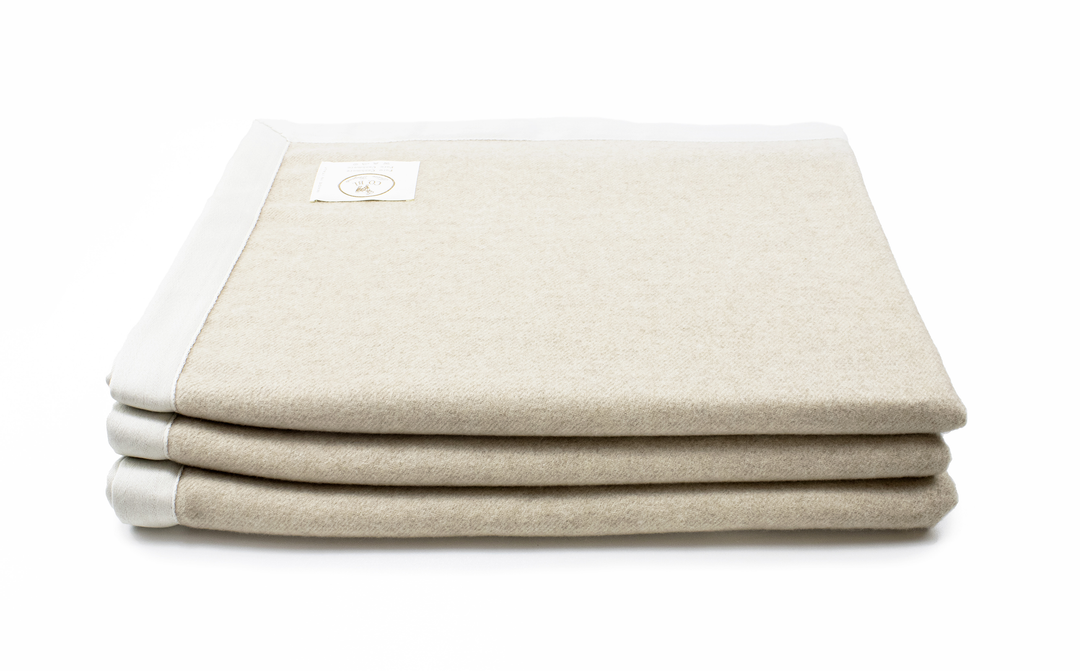 Coperta XANDRA Puro Cashmere Tortora / King Size 270x230 - Coperte Marrone Chiaro - CO.BI pila ordinatamente piegato