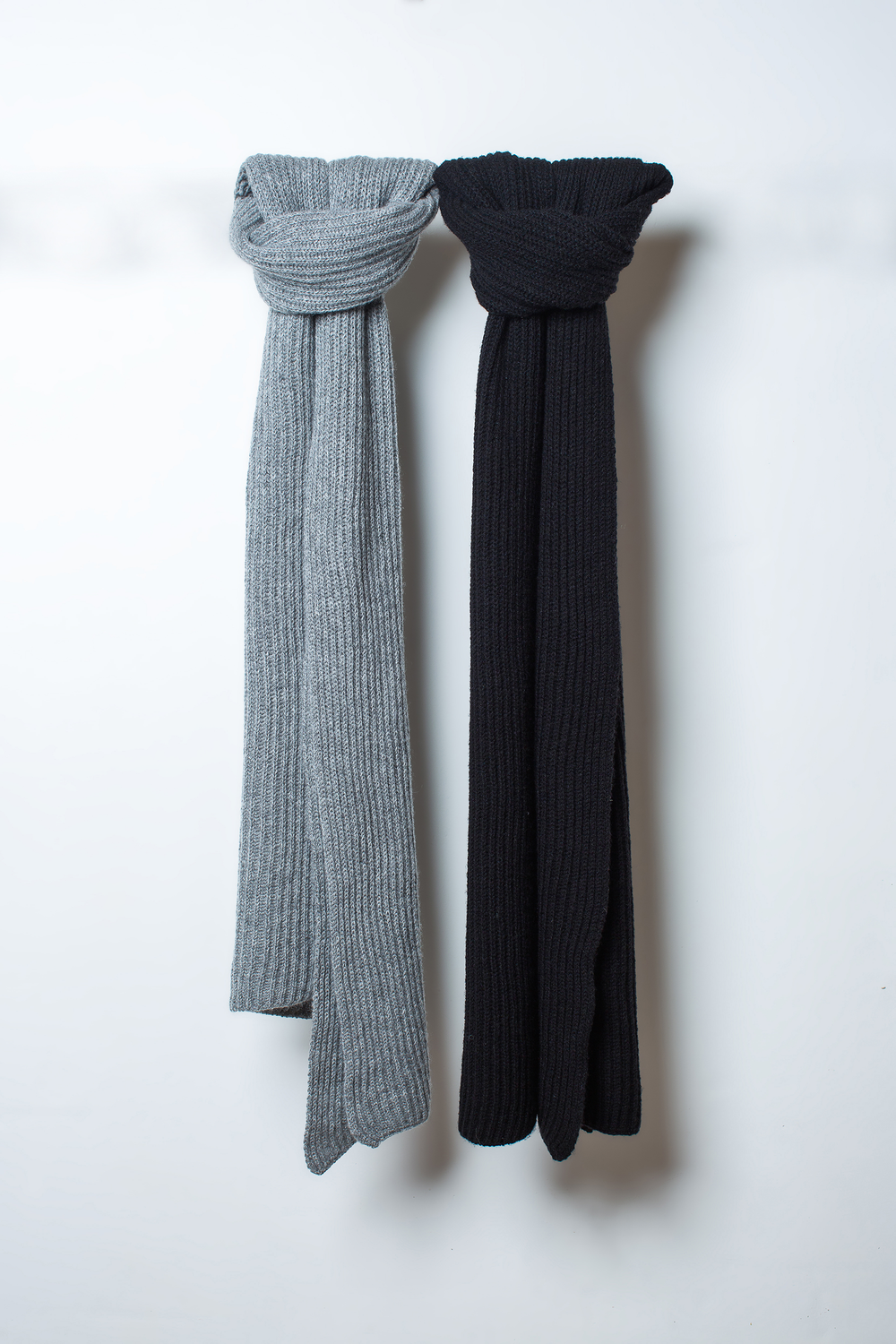 Sciarpa CORTINA Puro Cashmere Grigio Medio / 30x180 - Bianco naturale - CO.BI a coste maglia sciarpe grigio nero 139 €