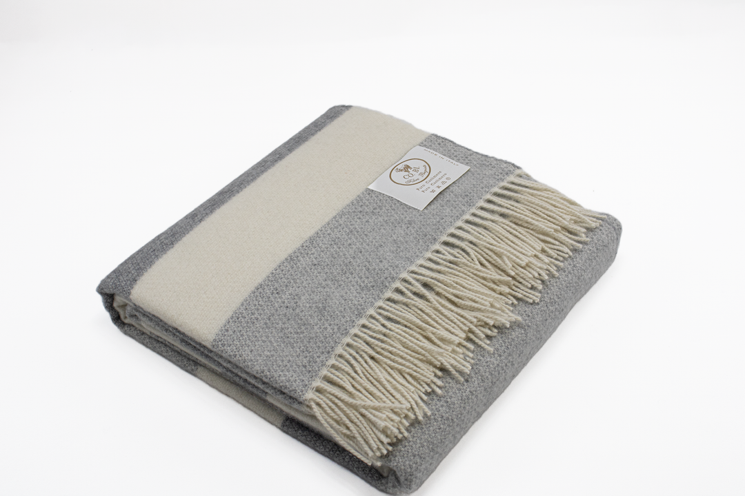 Plaid CAFFE’ Puro Cashmere Grigio - Marrone Chiaro - CO.BI piegato luce grigio bianco sporco a righe 445 € CoBi
