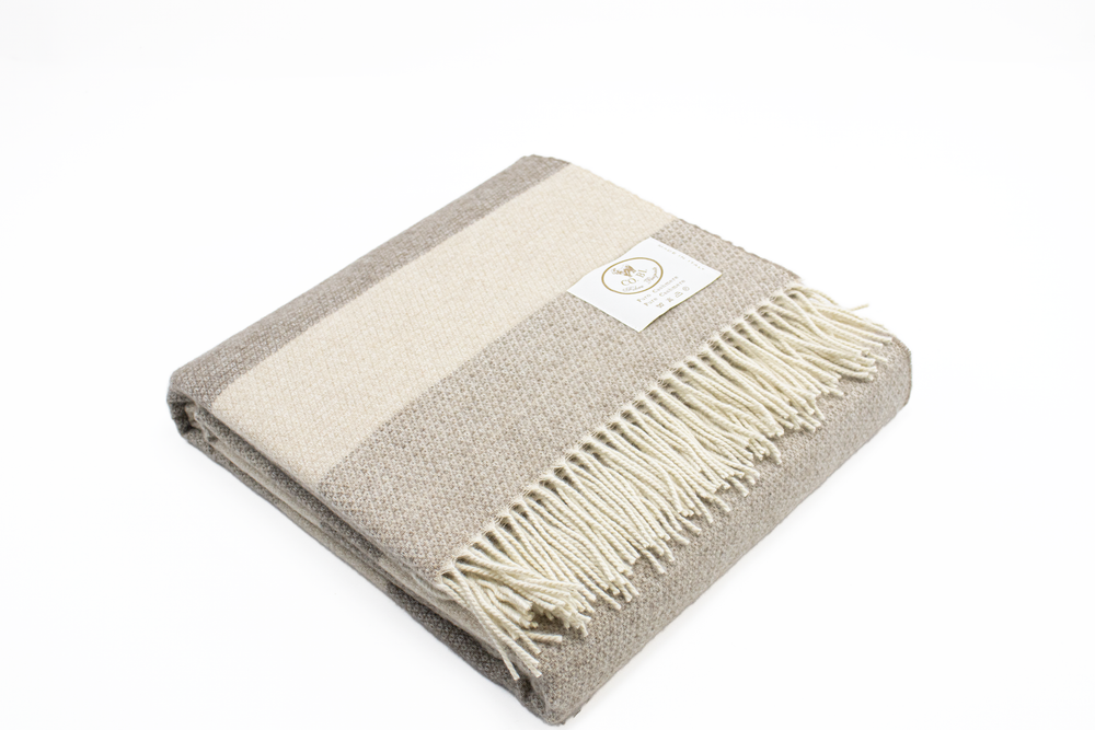 Plaid CAFFE’ Puro Cashmere Beige - Marrone Chiaro - CO.BI piegato luce grigio crema a righe 445 € CoBi