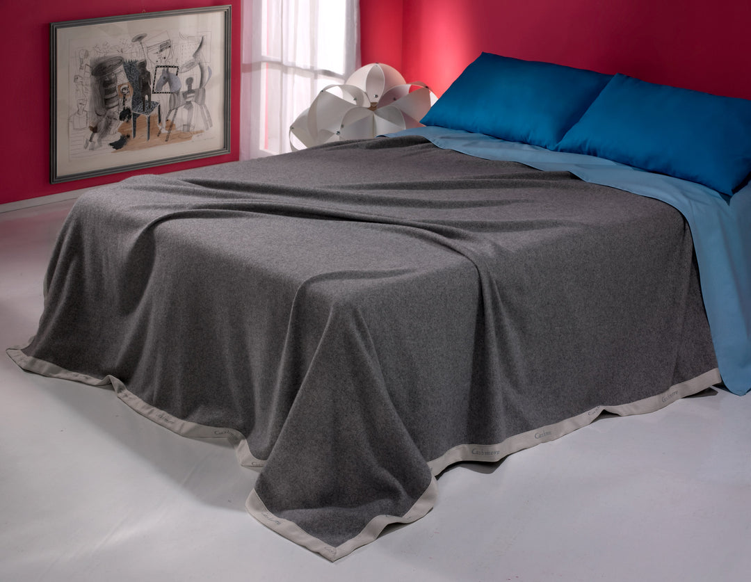 Coperta PATTY Cashmere e Lana Grigio Medio / King Size 270x230 - Coperte - CO.BI letto scuro grigio coperta luce 435 €