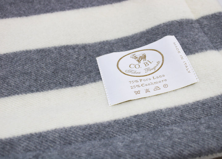 Particolare coperta a righe