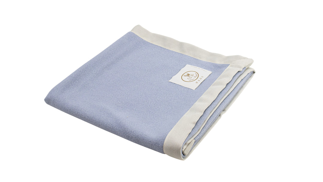 Coperta per lettino azzurro con bordo bianco naturale