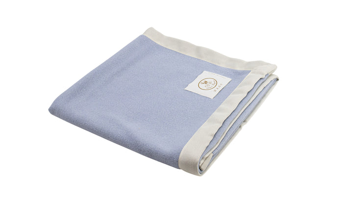 Coperta per lettino azzurro con bordo bianco naturale
