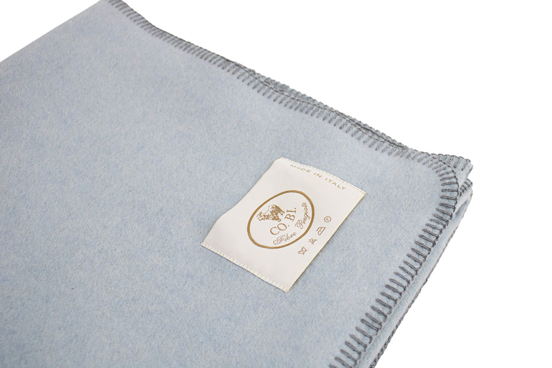 particolare punto cavallo grigio su coperta azzurra
