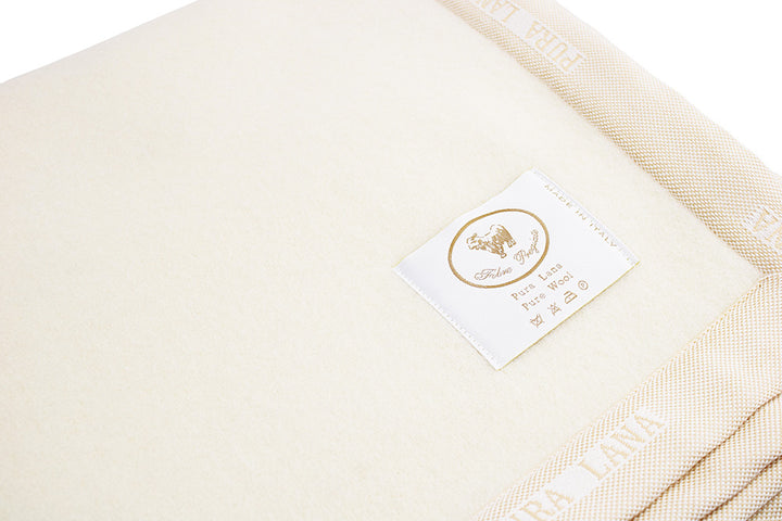 particolare coperta con bordo beige