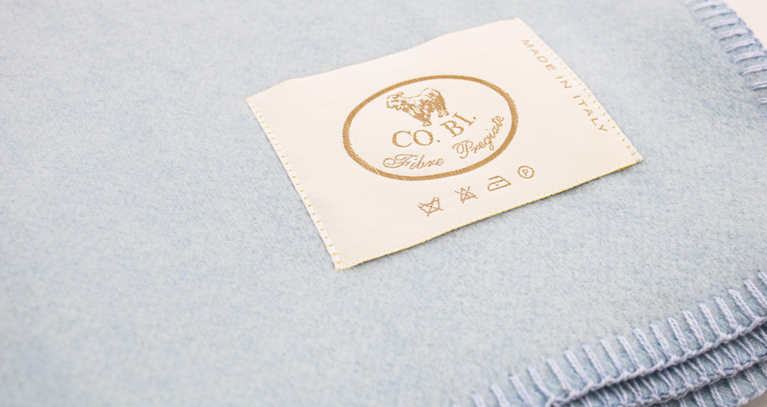 Particolare coperta azzurra di lana e cashmere