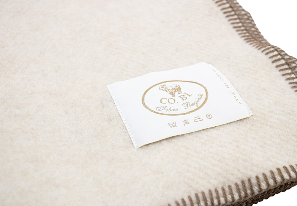 Particolare coperta di lana beige e bordo marrone