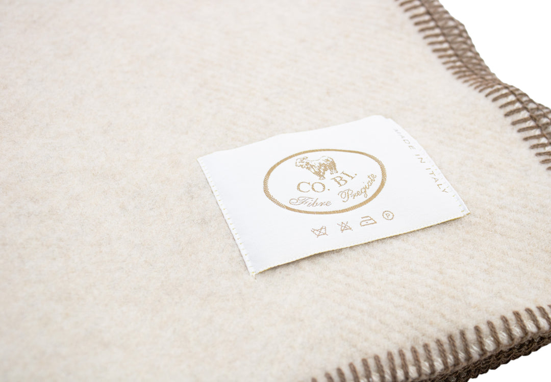 Particolare coperta di lana beige e bordo marrone