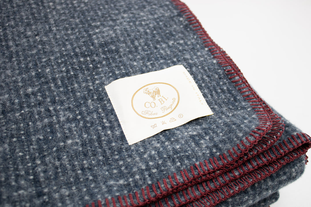 Particolare punto cavallo bordeaux su coperta blu