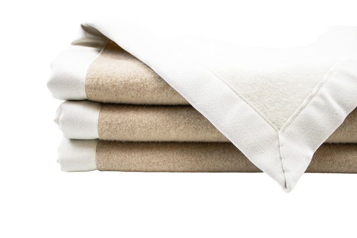 Coperta beige e bianca invernale