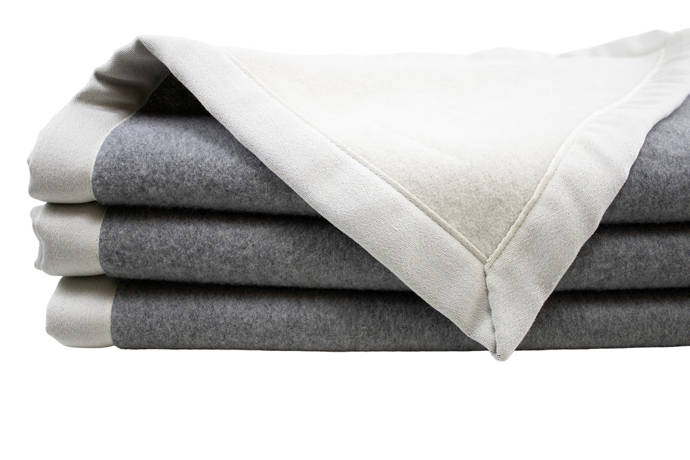 Coperta di cashmere e merino grigia e bianca