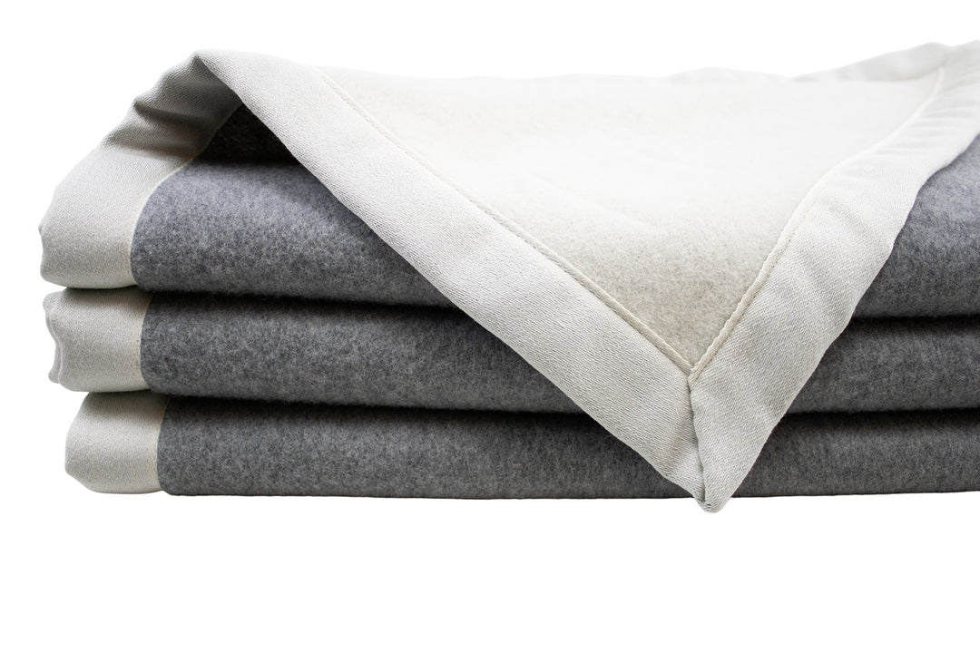 Coperta di cashmere e merino grigia e bianca