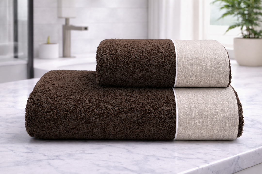 Asciugamani bagno di spugna marrone con balza di lino