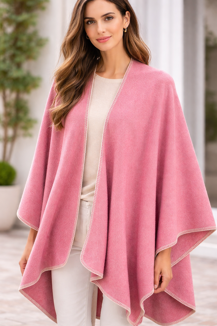 Mantella di lana merino colore rosa e rifinita a punto cavallo