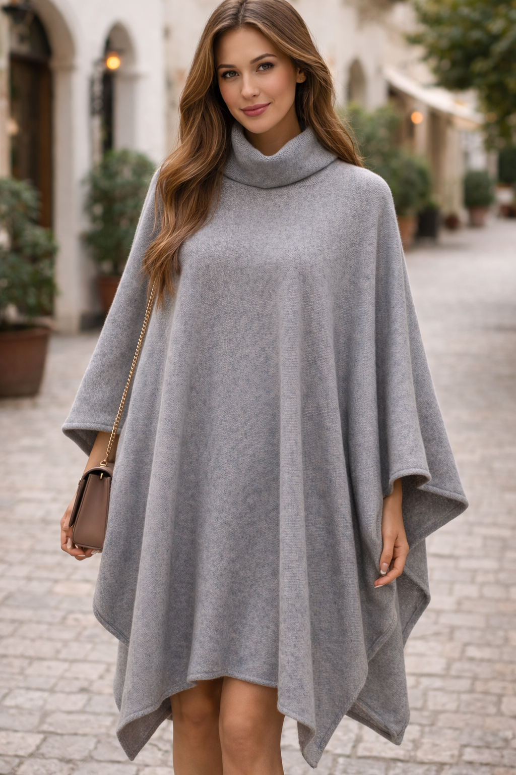 Poncho di puro cashmere con collo alto rifinito con bordo colore grigio