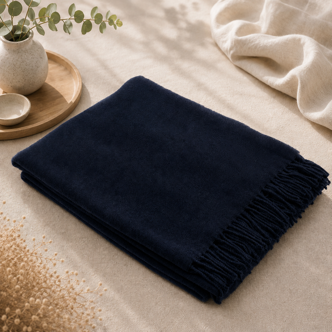 Plaid blu scuro di lana e cashmere con frange