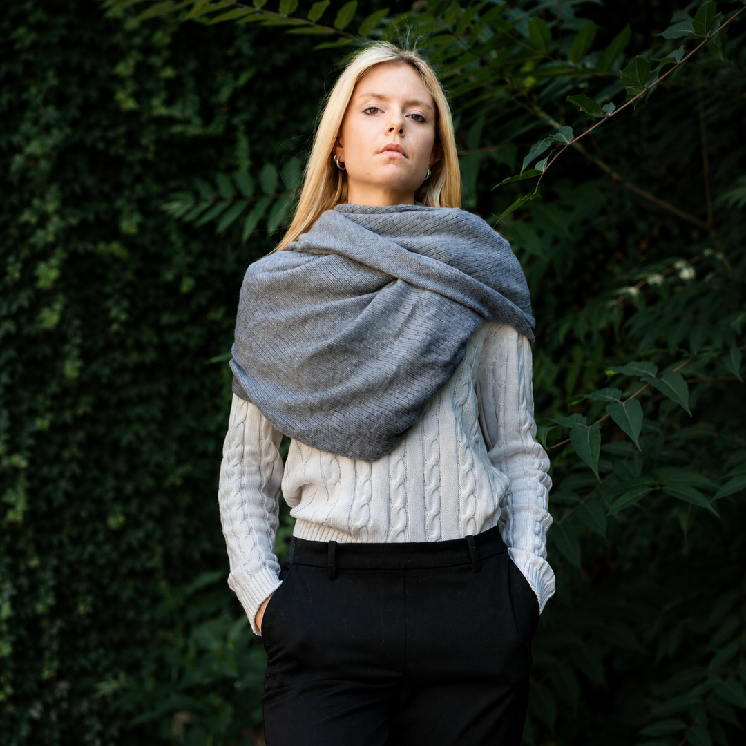 Stola di cashmere in maglia colore grigio