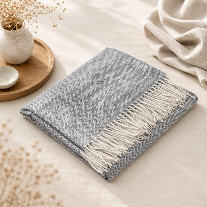Plaid con motivo chevron colore grigio di Cashmere