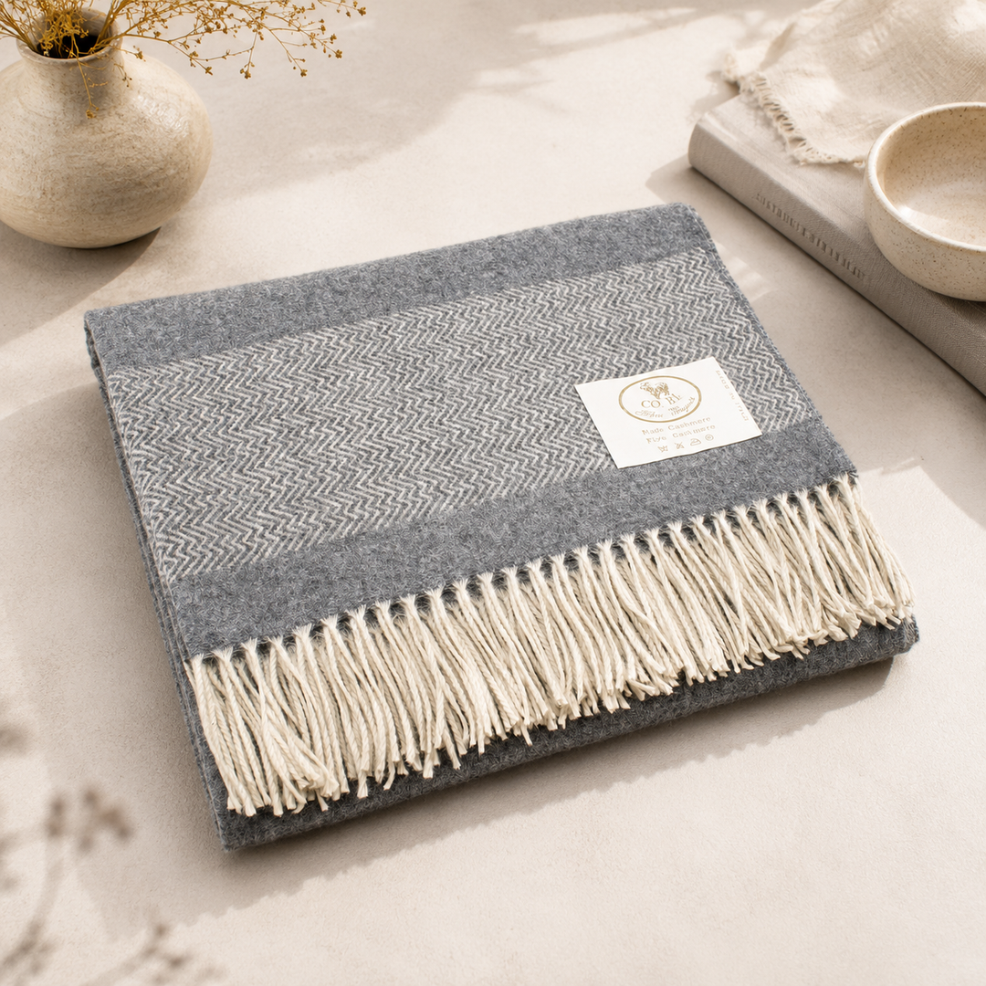 Plaid grigio in cashmere con fascione lavorato a chevron