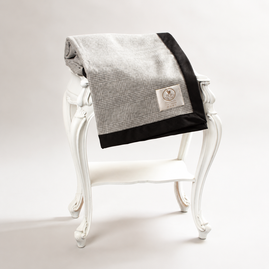 Plaid di cashmere a principe di galles grigio con bordo in suede