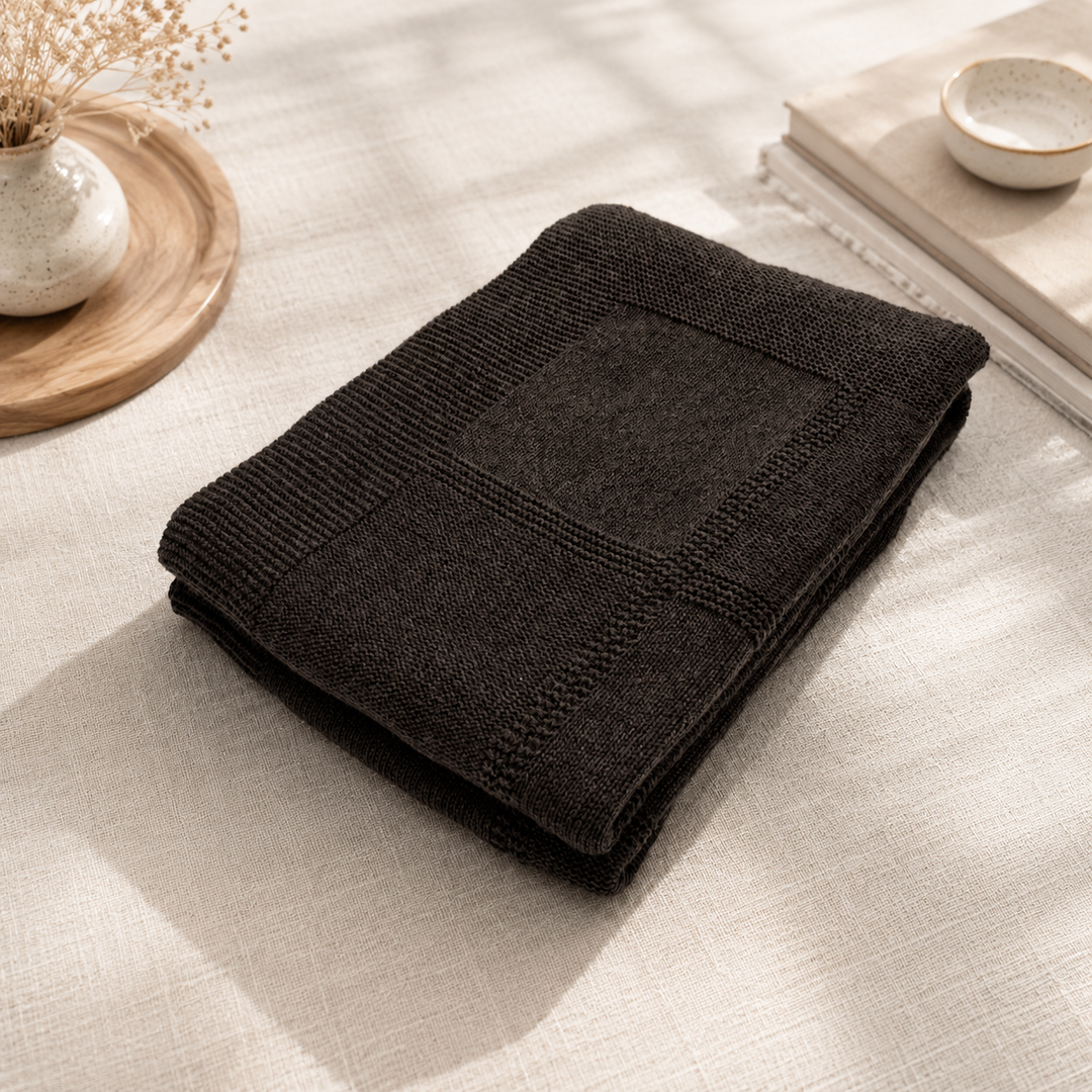 Plaid marrone lavorato a maglia con quadratoni