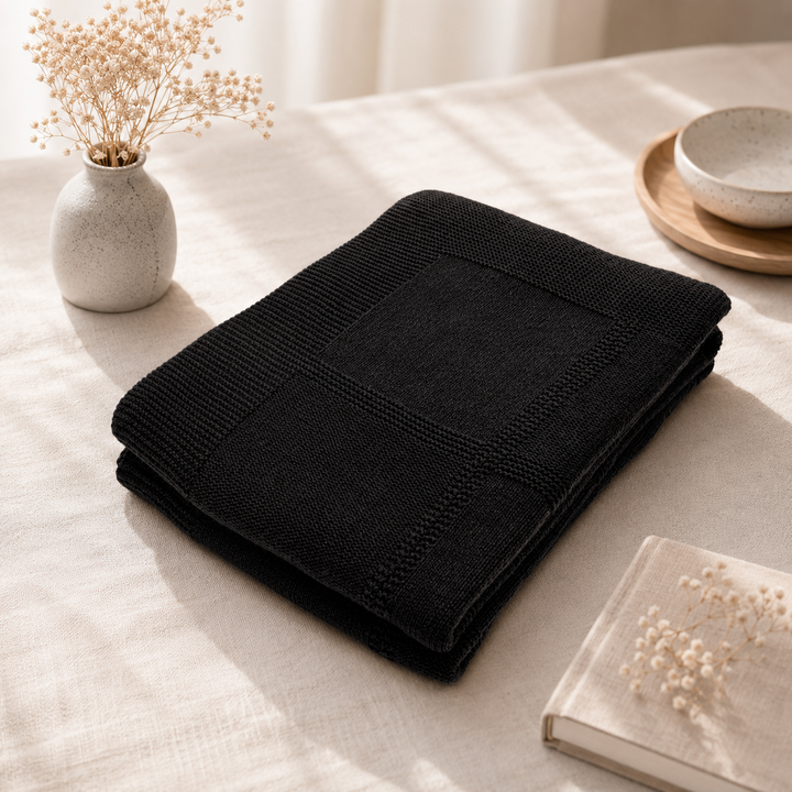 Plaid nero di cashmere lavorato a maglia a quadrettoni
