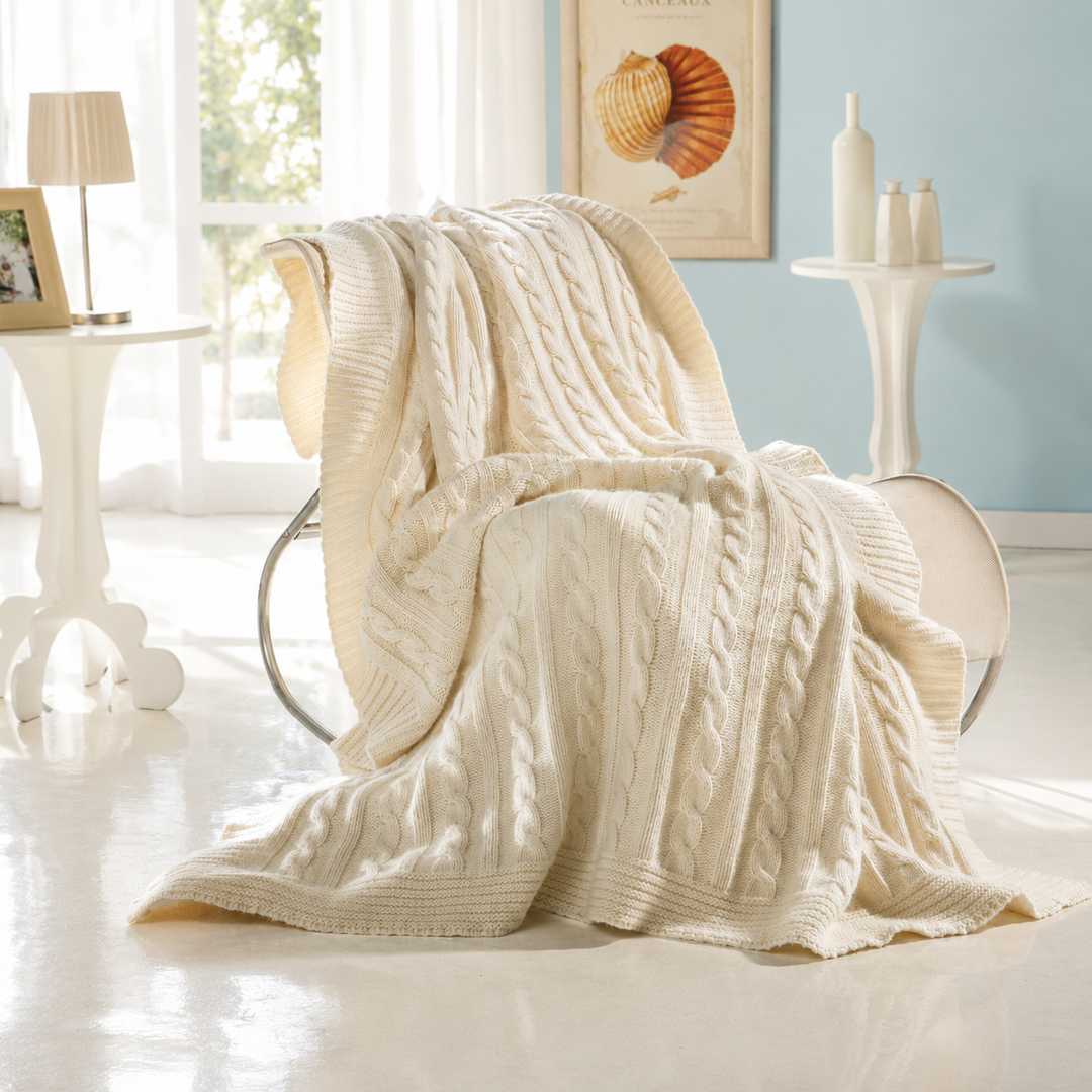 Plaid bianco naturale di maglia con lavorazione a treccia