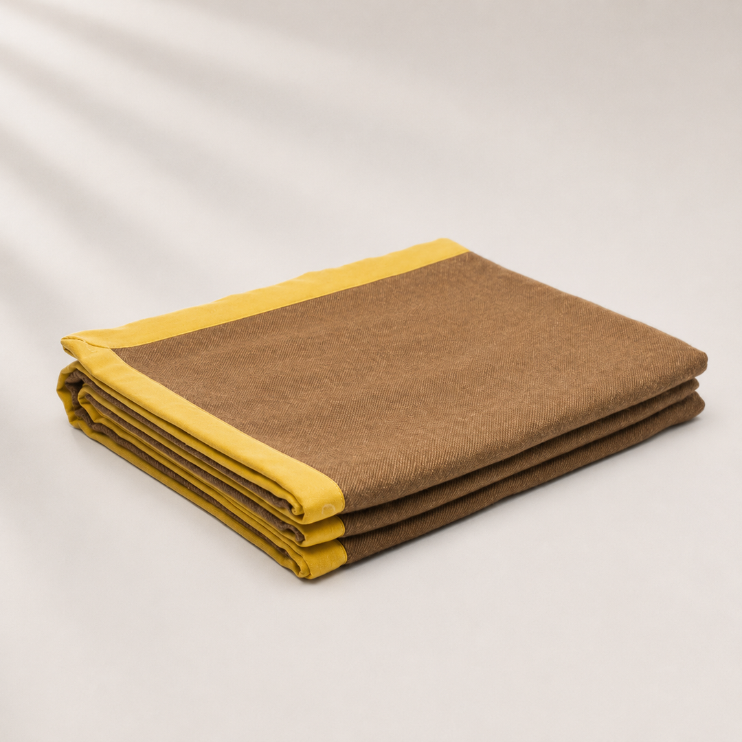 Coperta leggera di lana e cashmere marrone con bordo senape