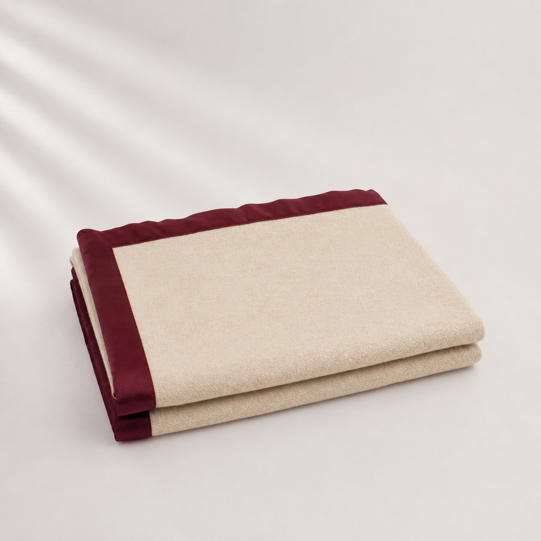 Coperta leggera di lana e cashmere beige con bordo bordeaux