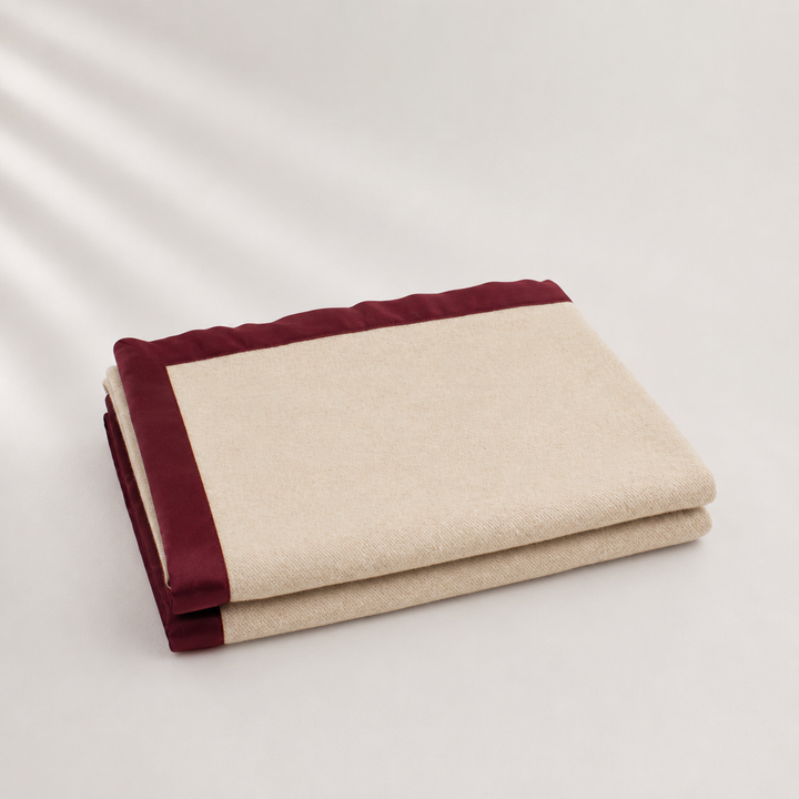 Coperta leggera di lana e cashmere beige con bordo bordeaux