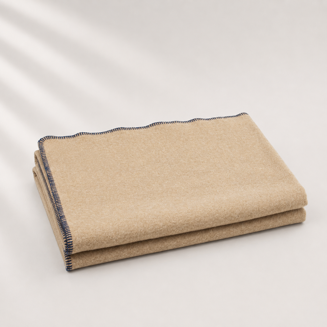 Coperta leggera di lana, cammello e cashmere beige con punto cavallo blu