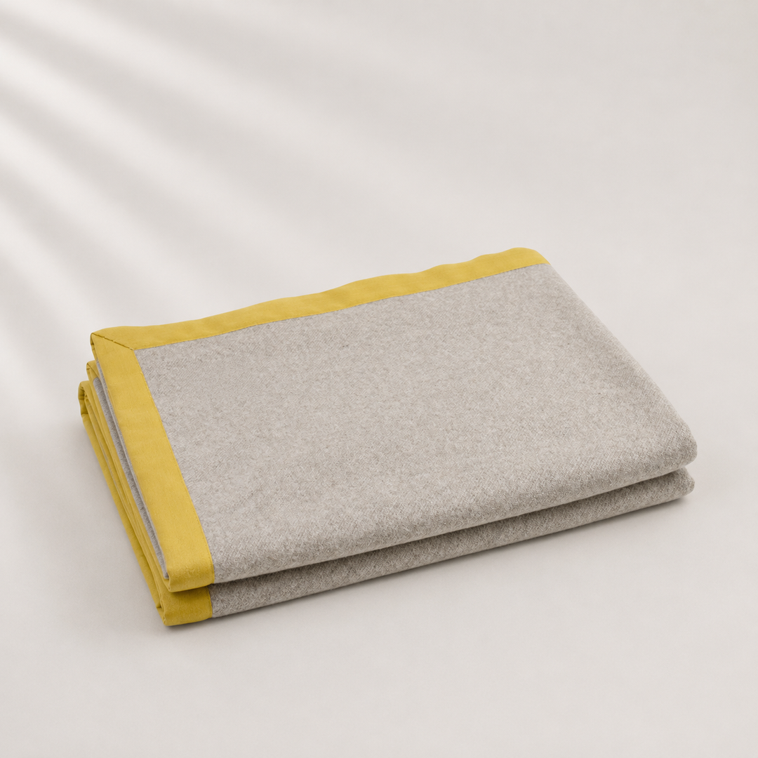 Coperta di lana e cashmere leggera grigio perla e bordo senape