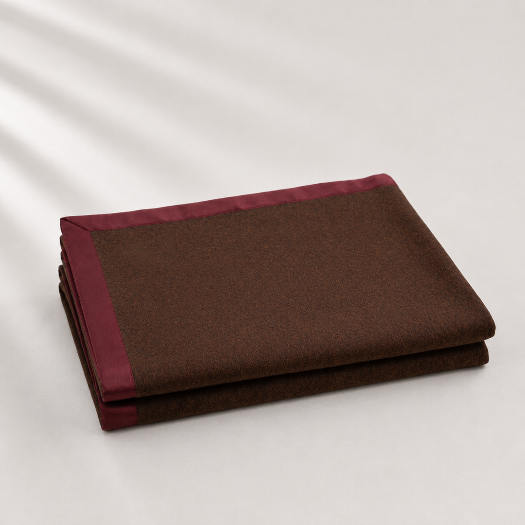 Coperta marrone scuro con bordo bordeaux