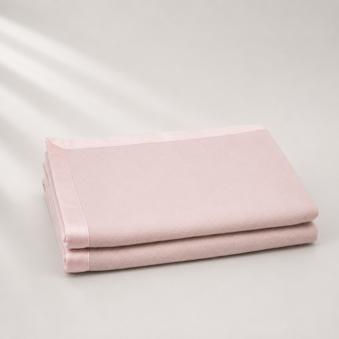 Coperta di lana colore rosa con bordo rosa