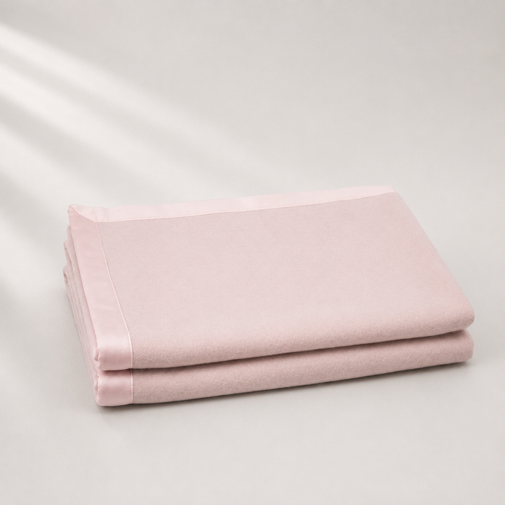 Coperta di lana colore rosa con bordo rosa
