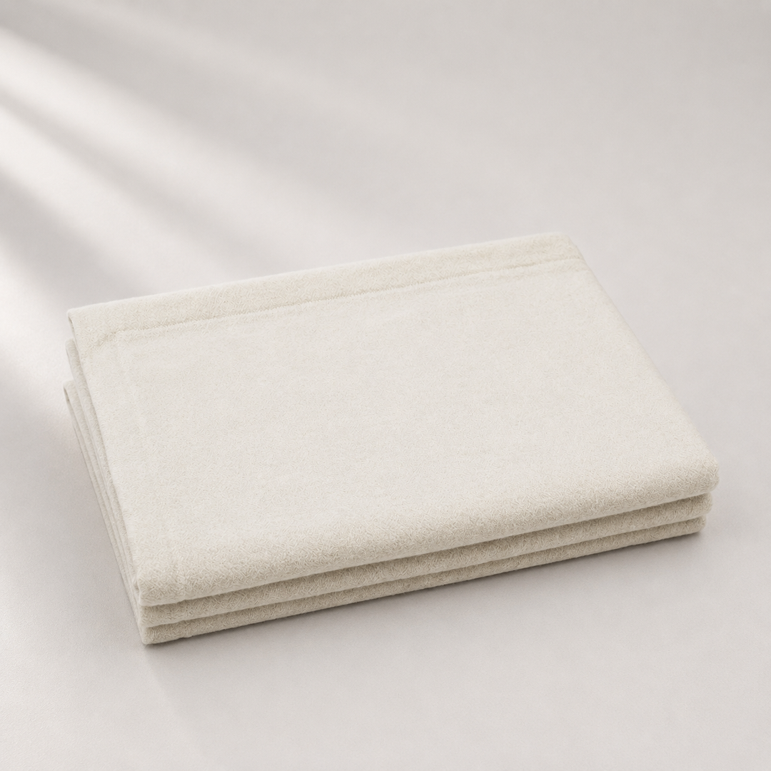 Coperta di lana e cashmere bianco naturale con bordo risvoltato