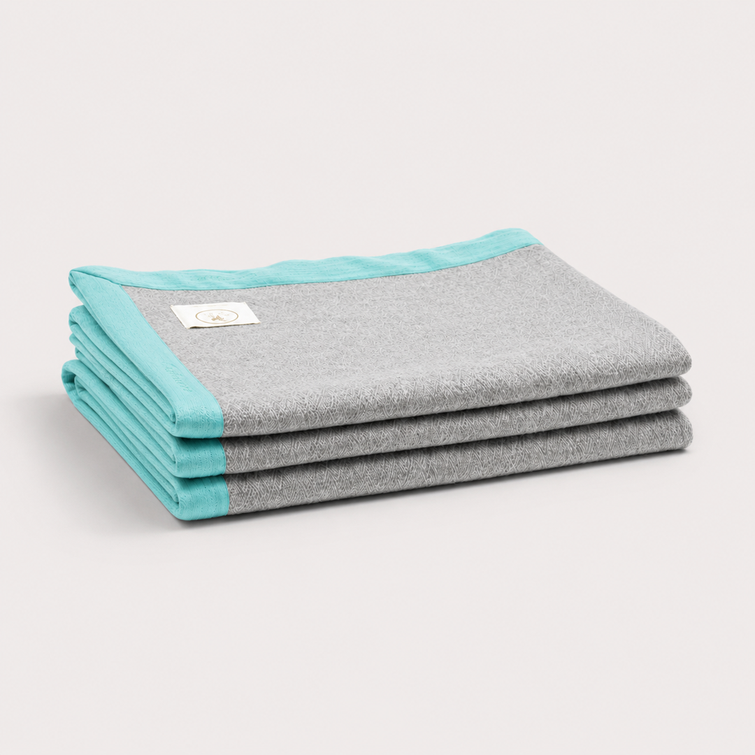 Coperta leggerissima di lana e cashmere colore grigio con bordo turchese