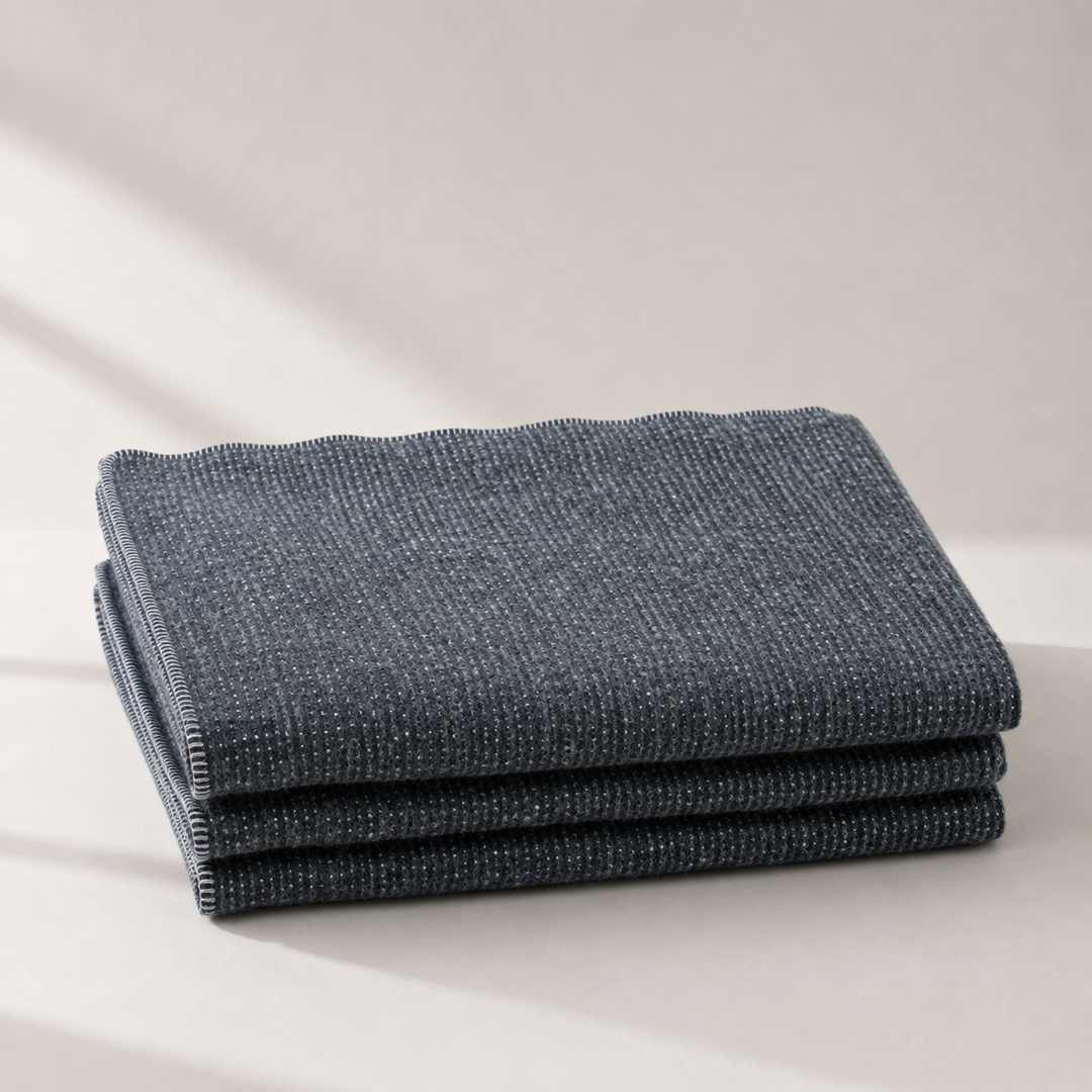 Coperta di lana e cashmere leggera blu melange greggio con bordo bianco