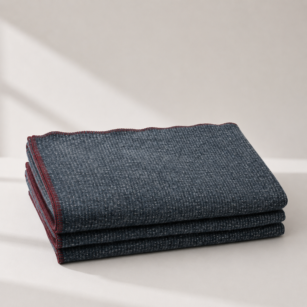 Coperta leggera di lana e cashmere blu con armatura greggio e punto cavallo rosso
