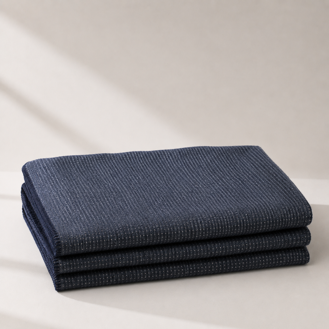 Coperta leggera di lana e cashmere blu scure e bianco melange con bordo blu