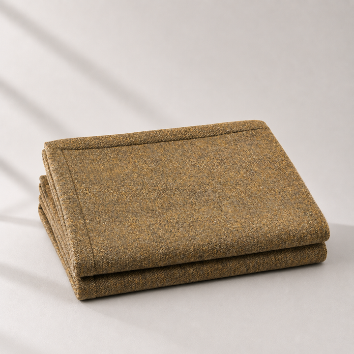 Coperta color gold di lana e cashmere con bordo risvoltato