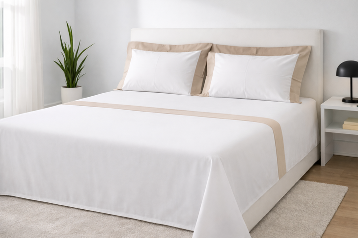 Lenzuola di raso bianche con balza beige